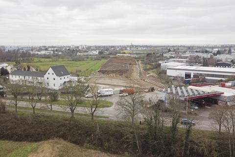 Zwischen Klosterstraße und Bahnlinie wird derzeit der Damm aufgeschüttet.