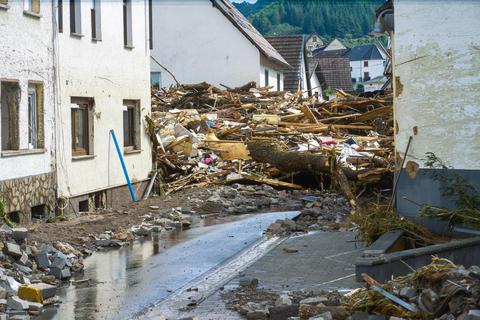 Unfassbare Mengen an Müll kamen beim Hochwasser im Kreis Ahrweiler zusammen. Der Wormser Ebwo hilft bei der Entsorgung. Foto: dpa
