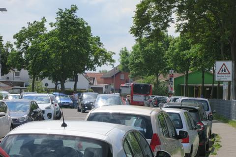 Nicht mehr Autos sollen vor der Geschwister-Scholl-Schule parken, sondern Busse Haltestellen bekommen. Foto: WZ-Archiv