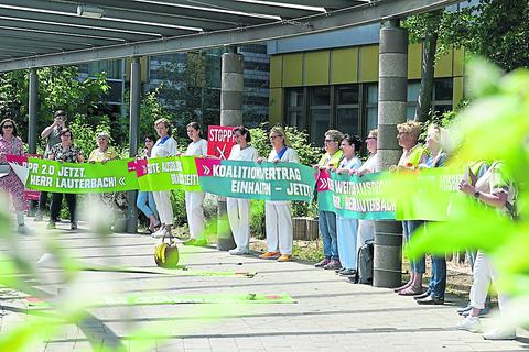 Im Mai forderten Pflegekräfte vor dem Klinikum bessere Arbeitsbedingungen. Nun macht sich erneut Unmut in der Belegschaft breit: Die Corona-Prämien des Bundes sollen nicht ausgezahlt worden sein. ​Archivfoto: pakalski-press/Boris Korpak