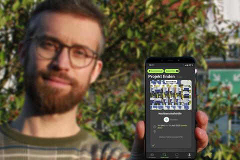 Flexhero-Mitbegründer Damian Belter zeigt die App, die in der Corona-Krise erweitert wurde. Archivfoto: Philipp Klönhammer