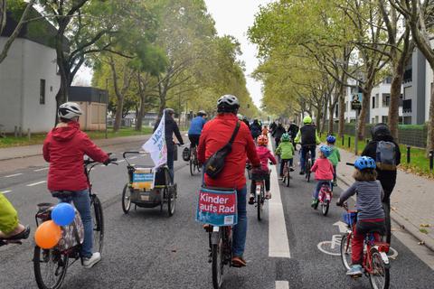 „Kinder aufs Rad“ – und das so sicher wie möglich. Dafür demonstrieren große und kleine Radfahrer bei der zweiten Kidical Mass in Worms. Foto: Dr. Tanja Göbel