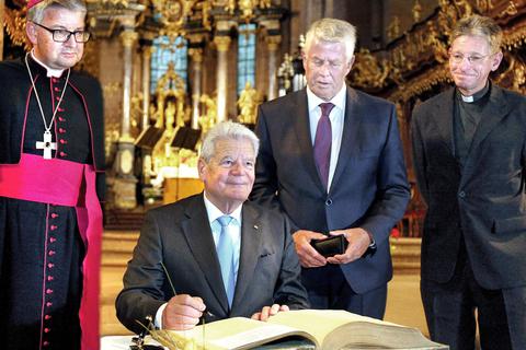Altbundespräsident Joachim Gauck (2.v.l.) bei seinem Besuch im Wormser Dom mit Dom-Propst Tobias Schäfer (re.), Bischof Dr. Peter Kohlgraf (li.) sowie Oberbürgermeister Michael Kissel. Foto: Rudolf Uhrig