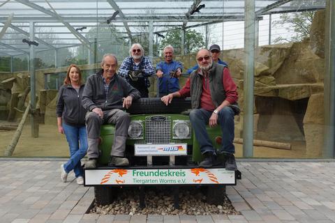 Für viele Besucher ist es ein vertrautes Gesicht: Michaela Schmitt (links) mit ihrem rüstigen Rentnerteam. Foto: Tiergarten Worms