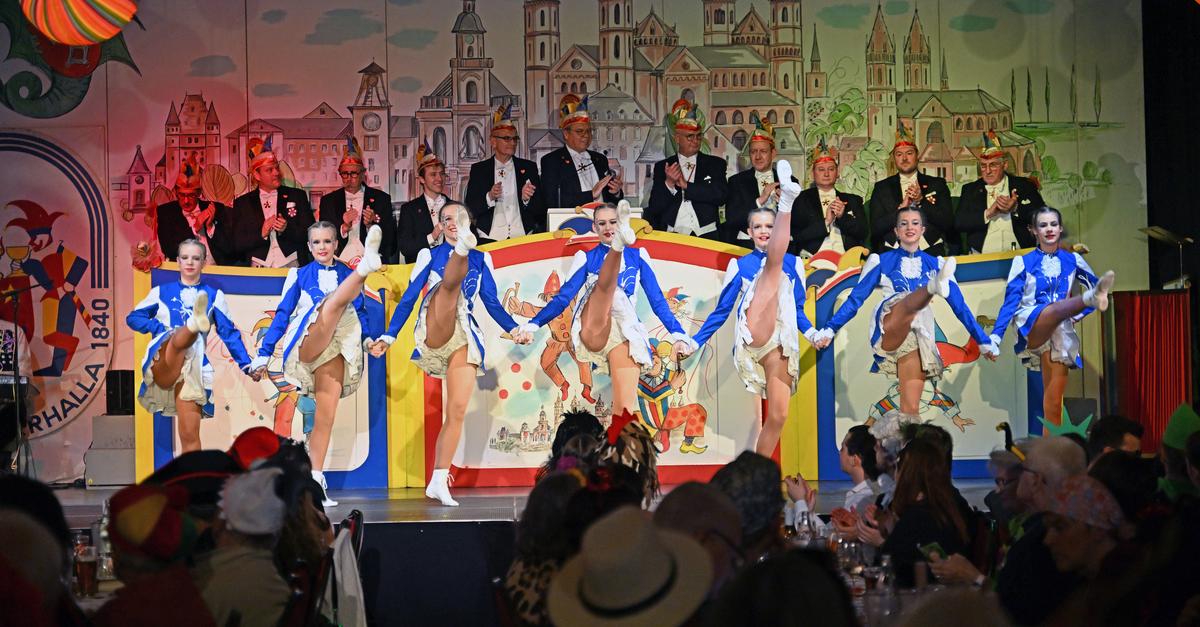 Gro-e-Damensitzung-der-Wormser-Narrhalla-begeistert