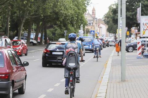 Der Radverkehr soll gefördert werden. Bislang ist radeln aber an vielen Stellen gefährlich, etwa vor Kreisverkehren.               Foto: pakalski-press/Andreas Stumpf