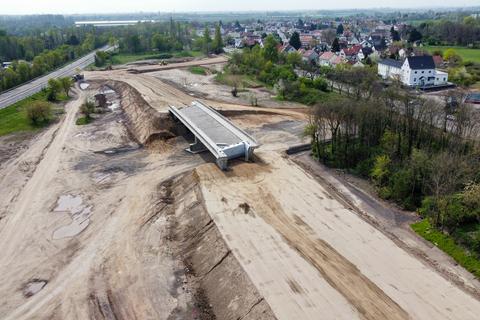 Das Brückenbauwerk an der Klosterstraße ist fertig, jetzt werden entlang der neuen Trasse Dämme aufgeschüttet. Am Dienstag beginnen die Vorbereitungen für den Bau einer Brücke über den Maria-Münster-Bach. Foto: pakalski-press/Boris Korpak