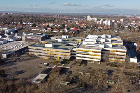 Das Wormser Bildungszentrum BIZ aus den 70er-Jahren aus der Luft gesehen.