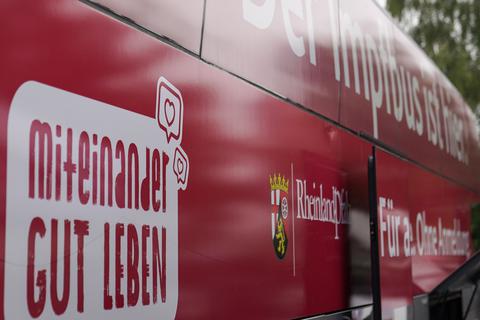Seit dem vergangenen Jahr sind mobile Impfteams mit einem Bus in Rheinland-Pfalz unterwegs, auch in Worms.  Foto: pakalski-press/Boris Korpak/Archiv