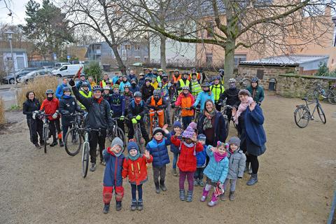 „Sie sind da!“ Begeistert werden die tapferen Radfahrer im Wormser Waldorfkindergarten empfangen. Foto: BilderKartell/Ben Pakalski