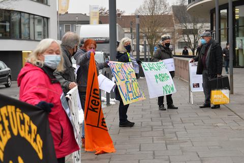 "Helferkreis Asyl"-Mitstreiter demonstrierten vor der Stadtratssitzung in Worms.  Foto: pakalski-press/Ben Pakalski