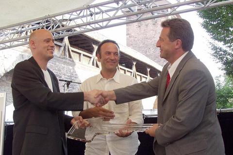 Lang ist's her: Die Architekten Bernd Hoge und Olivier Auber überreichen Museumschef Thomas Schiwek den symbolischen Schlüssel. Bild: Alessandro Balzarin
