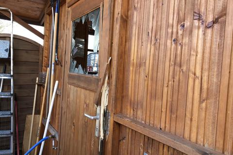 Das Türfenster der Grillhütte ist bei dem Einbruch zerstört worden. Foto: Polizei Worms