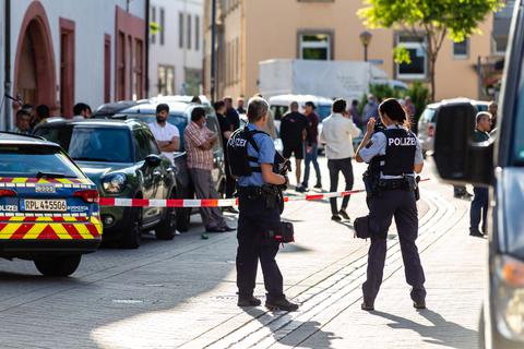 Großeinsatz in der Wormser Rheinstraße: Nach einer Auseinandersetzung soll die Polizei die Hintergründe klären. Foto: Wiesbaden112.de
