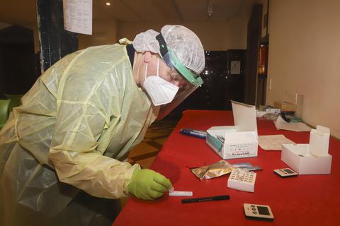 DRK-Helferin Annette Esselborn überprüft einen Abstrich im Testzentrum. Archivfoto: pakalski-press/Andreas Stumpf