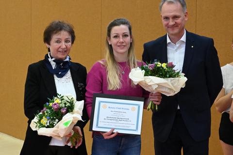 Die beiden Trainerinnen Zofia Domagalski (l.) und Claudia Gogolew nahmen die Auszeichnung aus den Händen von Meinrad Vierling (Rotary Club Worms) entgegen. Foto: Volker Dillmann