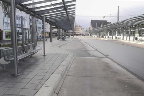Die Zeit der gähnenden Leere am Wormser Busbahnhof ist am Montag zunächst mal vorbei. Foto: pakalski-press/Stumpf
