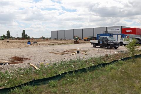 Die ersten Bauarbeiten sind bereits im Gange: Im Gewerbegebiet im Wormser Norden entsteht eine Erweiterung des TST-Logistikzentrums. Foto: pakalski-press/Christine Dirigo