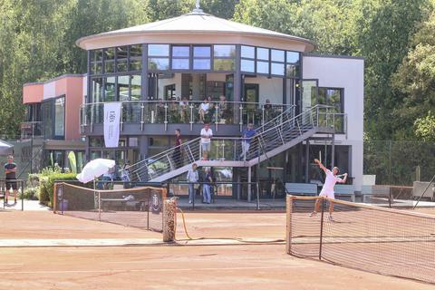 Mit „MiStik“ gibt es seit dem Frühjahr ein neues Restaurant beim TC Bürgerweide.           Foto: pakalski-press/Andreas Stumpf
