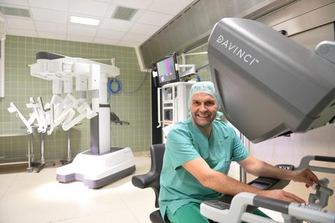 Dr. Markus Hirschburger schult Ärzte aus ganz Europa am Wormser Klinikum im Umgang mit dem computergestützten OP-Roboter „DaVinci“. © Klinikum Worms/pakalski