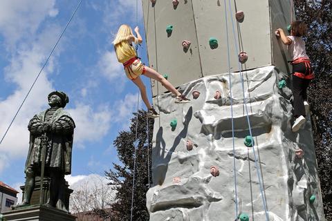 Beim Sporterlebnistag präsentierten sich zahlreiche Vereine, einige luden auch zum Mitmachen ein. Beim Wormser Alpenverein durfte sogar übers Lutherdenkmal hinaus geklettert werden. Foto: pakalski-press/Christine Dirigo