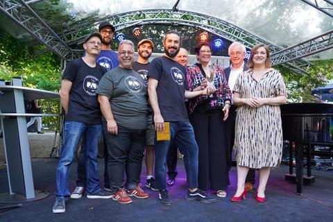 Haben der „hildensaga“ zum Erfolg verholfen:  (v.l.) Julian Kochendörfer, Andreas Pirrmann, Antonio Gavita, Moritz Bach, Marius Feth, OB Adolf Kessel, Margarethe Christ, Hans Werner Kilz und Kulturministerin Katharina Binz. Foto: pakalski-press/Boris Korpak