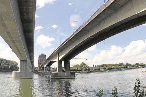 Die beiden Rheinbrücken von der hessischen Seite aus gesehen. Die alte Brücke (rechts) muss erneuert werden.  Archivfoto: Niepötter / masterpress