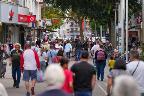 Der erste Eindruck täuscht: Der verkaufsoffene Sonntag sorgt zwar teilweise für volle Straßen, doch der große Einkaufsrausch bleibt aus.              Foto: pakalski-press/Boris Korpak