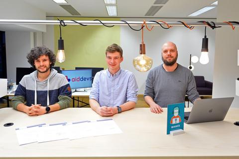 Die drei Gründer von „8devs“ im Co-Working-Space am Lutherplatz (von links): Marco Odenwälder, Jonas Deichelmann und Moritz Vetter. Foto: pakalski-press/Ben Pakalski (Archiv