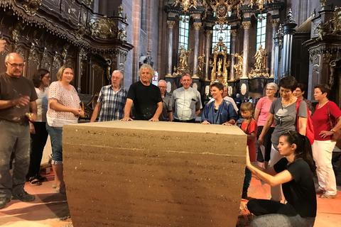 Künstler und Helfer vor dem neuen Altar im Wormser Dom. Foto: Susanne Müller