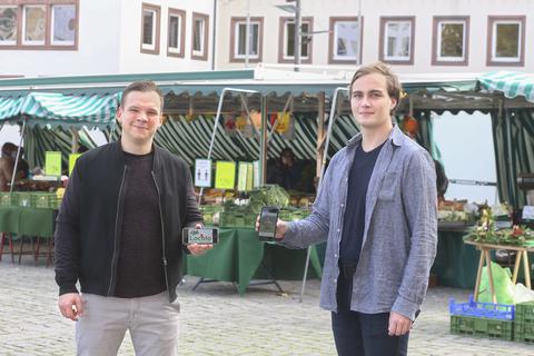 Die Wormser Studenten Robert Roth (links) und Dimitry Khapilin wollen mit ihrer mit Online-Plattform "Localo" den Lebensmittelmarkt umkrempeln.  Foto: BilderKartell / Andreas Stumpf