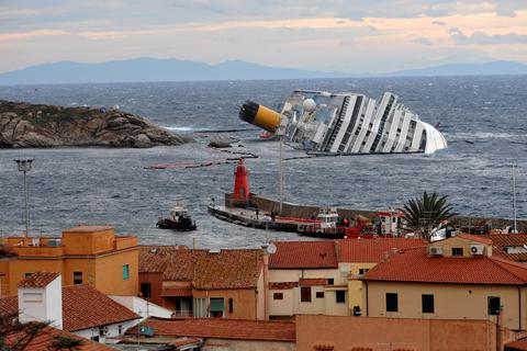 Vor zehn Jahren kenterte die Costa Concordia vor der italienischen Küste. Foto: dpa