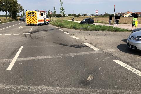 Bei einem Verkehrsunfall mit drei beteiligten Autos sind am Donnerstag in der Von-Steuben-Straße zwei Personen verletzt worden.  Foto: Polizeidirektion Worms