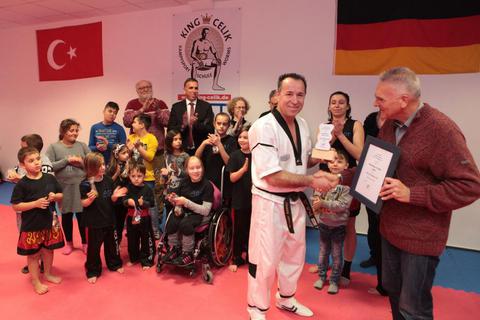 Der Kampfsportler Orhan Celik nimmt die Auszeichnung von Helmut Bauer entgegen.Foto: photoagenten/Axel Schmitz  Foto: photoagenten/Axel Schmitz