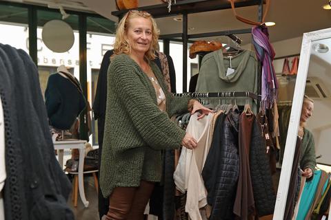 Rabea Schwab hat in der Hafergasse in Worms ihr neues Geschäft „Samtinsel“ eröffnet. Sie blickt trotz der Krise zuversichtlich in die Zukunft.  Foto: pakalski-press/Christine Dirigo