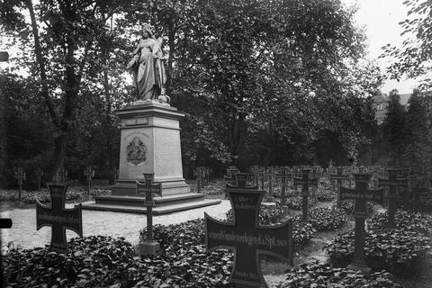 Das Kriegerdenkmal mit der Statue der „Germania“ auf dem alten Friedhof im Albert-Schulte-Park erinnert an den Krieg. Foto: Stadtarchiv Worms