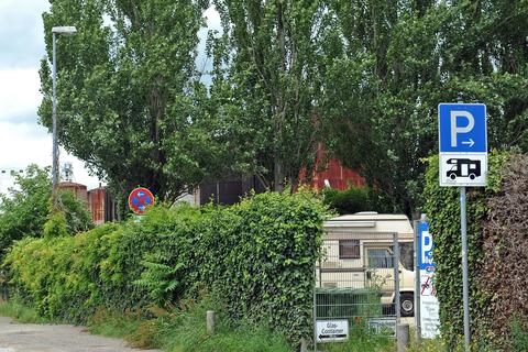 Bislang ist der Wohnmobilstellplatz unten am Rhein, doch wirklich beliebt ist er angesichts der Industrie-Nachbarschaft nicht.