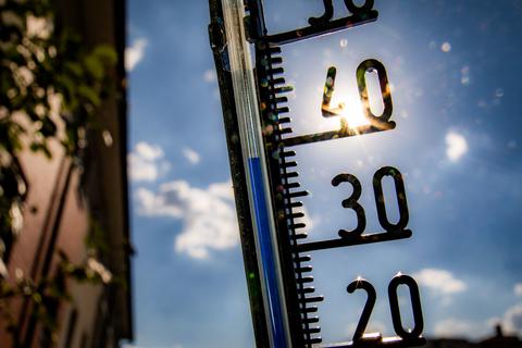 Wie hoch klettern die Temperaturen am Dienstag? Der Deutsche Wetterdienst rechnet damit, dass in Worms die Temperaturen an der 40er-Marke kratzen.   Foto: dpa