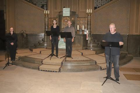 Darf nun auch wieder drinnen singen: das „Vocal Quartett“ der Lutherkirche, bestehend aus (v.l.) Ulrike Naumann-Rothe, Katharina Schmitt, Christian Schmitt und Udo Johannes Stegmann. Foto: BilderKartell/Andreas Stumpf