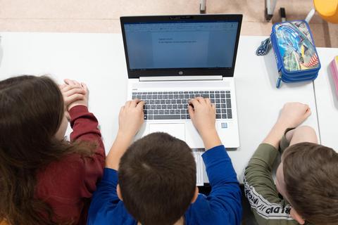 Mit funktionierenden Laptops arbeiten, das können Wormser Schüler dank der Aufstockung des Schulbudgets auch in Zukunft. Foto: dpa