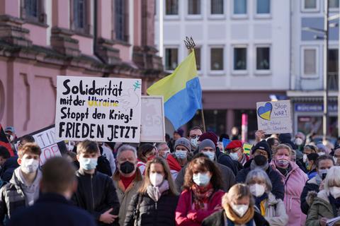 „Solidarität mit der Ukraine“: Wenige Tage nach dem russischen Einmarsch in die Ukraine fand auf dem Wormser Marktplatz die erste Kundgebung statt. Für den 27. März ist nun die nächste Demonstration geplant. Archivfoto: pakalski-press/Boris Korpak