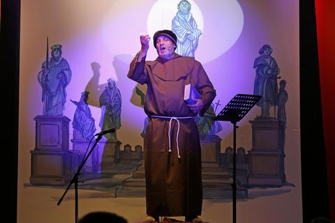 Martin Luther, dargestellt von Lothar Ohl, war eigens für die „Kleine Damensitzung“ von seinem Denkmal gestiegen. Foto: pakalski-press/Christine Dirigo