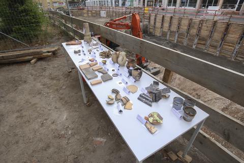 Mehr als 1000 Einzelfunde aus der Baugrube am Fischmarkt wurden dokumentiert.           Foto: pakalski-press/Andreas Stumpf