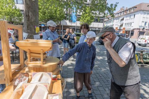 Beim Mühlentag am Siegfriedbrunnen erklärt Ansgar Schiedhelm den Besuchern die Funktionsweise der aus Zirbenholz angefertigten Tiroler Getreidemühle. Marc Braner/pakalski-press