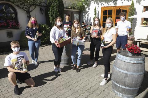 Mitglieder der Jugendvereinigung Rotaract haben ein Hilfsprojekt in der Coronazeit gestartet, das es ab sofort beim Weingut Dr. Schreiber in Abenheim zu kaufen gibt. Foto: BK/Andreas Stumpf