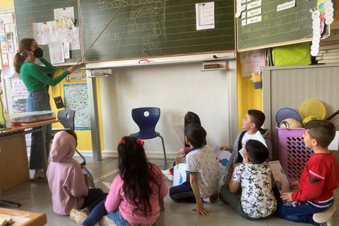Lehrerin Lana Wunder bringt den Kindern in der Volkshochschule spielerisch die deutsche Sprache bei. Foto: Stadt Worms