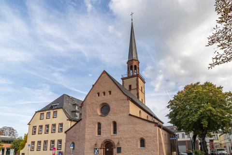 Wird der Dachstuhl auf der Straße neben der Kirche saniert? Zwei Kräne bräuchte es, ihn vom Turm zu heben - die Schieferdecker könnten am Boden aber entspannter arbeiten als hoch oben auf einem Gerüst. Foto: pakalski-press/Marc Braner