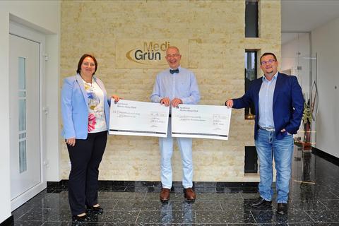 Große Freude über die spontane Erhöhung der Spendensumme von 15 000 auf 35 000 Euro bei der Scheckübergabe (v.l.): Mihaela Grün, Prof. Dr. Heino Skopnik und Markus Grün. Foto: BK/Ben Pakalski