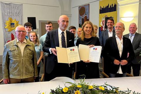 Oberbürgermeister Alexander Ahrens und Bürgermeisterin Stephanie Lohr sowie die beiden Partnerschaftsbeauftragten Tomasz Nawka (vorne, r.) und Klaus Martin (vorne, l.) unterzeichneten eine Urkunde zum 30-jährigen Bestehen der Partnerschaft. Foto: Stadt Worms