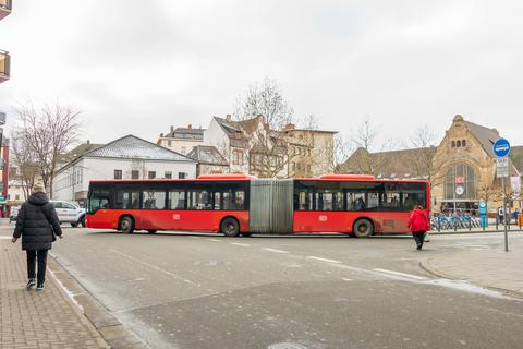 Die Busse sollen beim Einfädeln in die Renzstraße Vorfahrt bekommen, regen die Grünen an.